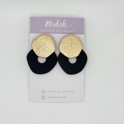 Brincos artesanais dourados e pretos em cartão da marca Mudah