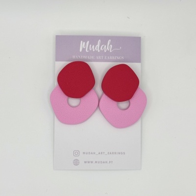 Brincos artesanais vermelhos e rosa apresentados num cartão Mudah