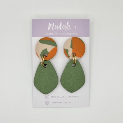 Brincos artesanais verdes, laranja e creme em cartão lilás e branco