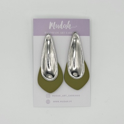 Brincos Handmade Art Earrings Mudah com base prateada e detalhe verde oliva em cartão lilás