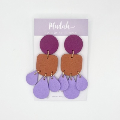 Brincos artesanais Mudah em roxo e castanho com formas geométricas