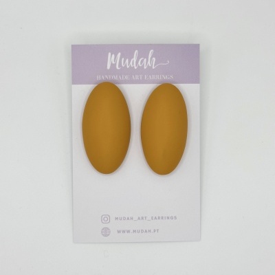 Brincos ovais castanhos mostarda em cartão branco e lilás com texto e contactos.