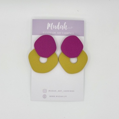 Brincos artesanais roxos e amarelos Mudah em cartão de apresentação