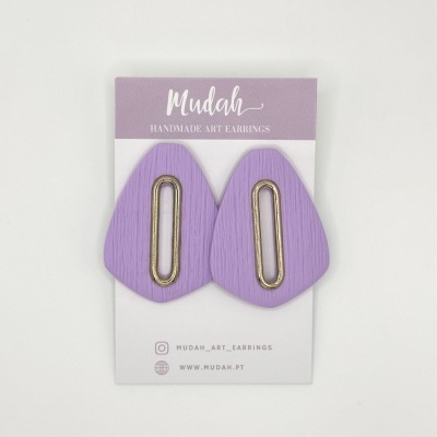 Brincos artesanais lilás com detalhe dourado em cartão de marca Mudah