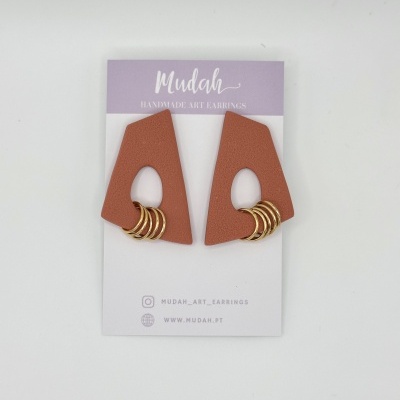 Brincos artesanais triangulares castanhos com argolas douradas em cartão de apresentação