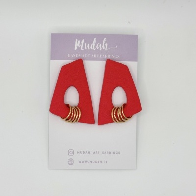 Brincos artesanais vermelhos com anéis dourados em cartão de marca Mudah