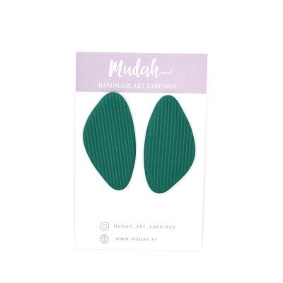 Brincos artesanais verdes em cartão de apresentação lilás e branco da marca Mudah