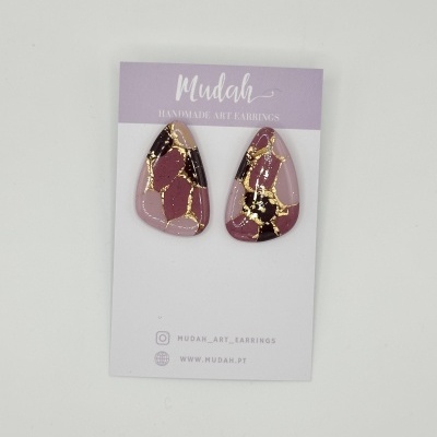 Brincos triangulares rosa, bordô, preto com detalhes dourados em cartão branco e lilás
