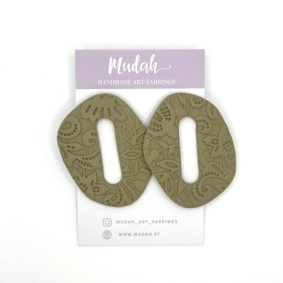 Brincos artesanais oval bege claro com padrão gravado em cartão branco e cabeçalho lilás Mudah