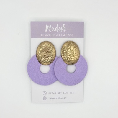 Brincos artesanais com metal dourado e pendente lilás em cartão de apresentação