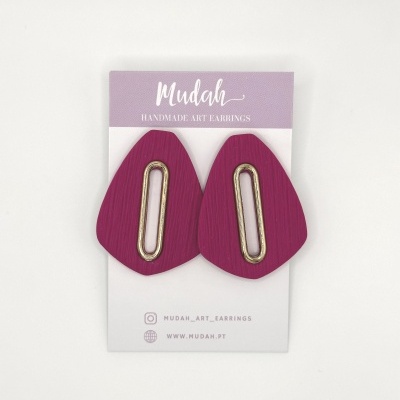 Brincos artesanais vinho com detalhe dourado em cartão Mudah