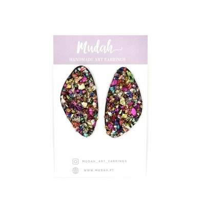 Brincos coloridos artesanais em cartolina com texto Mudah e HANDMADE ART EARRINGS