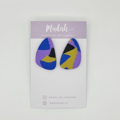 Brincos artísticos feitos à mão com padrão colorido em cartão da marca Mudah