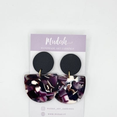 Brincos artesanais com padrão marmoreado em roxo, branco, preto e castanho e parte superior preta redonda
