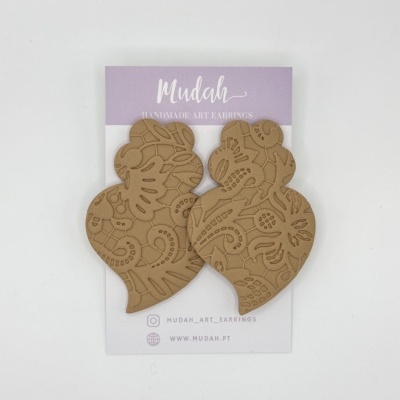 Brincos marrons em relevo em forma de coração com padrão artístico