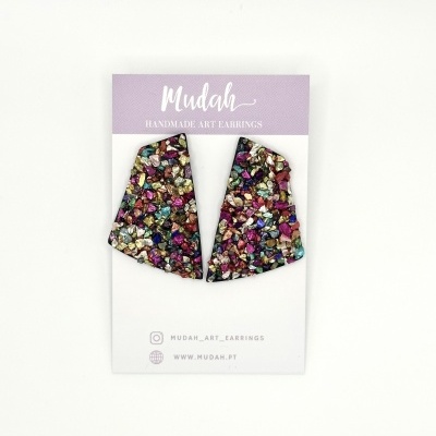 Brincos coloridos feitos à mão em cartão de apresentação