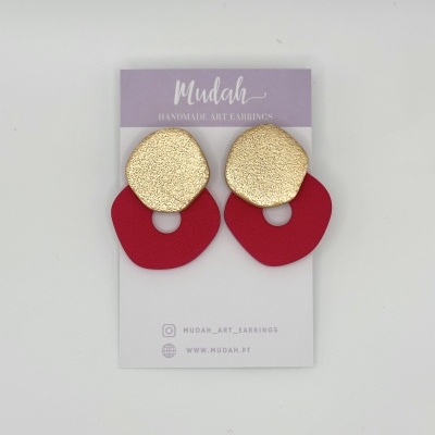Brincos dourados e vermelhos em cartão de embalagem da marca Mudah