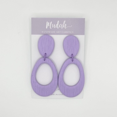 Brincos lilás texturizados em forma oval