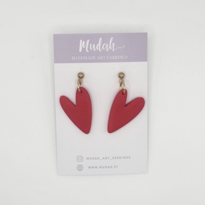 Brincos vermelhos em forma de coração em cartão com texto