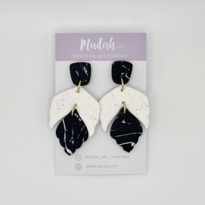Brincos artesanais em preto e branco com padrão marmoreado e formato de folhas