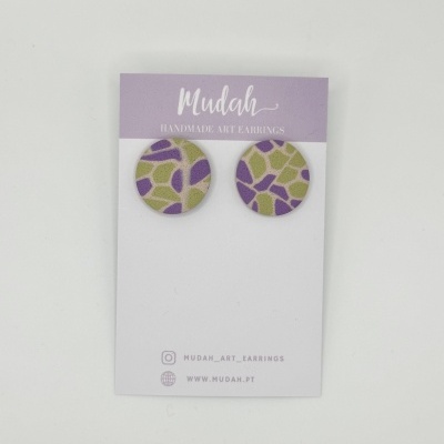 Brincos redondos verdes e roxos em cartão com texto e redes sociais