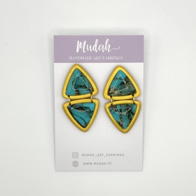 Brincos artesanais azuis turquesa e dourados em cartão de apresentação lilás e branco