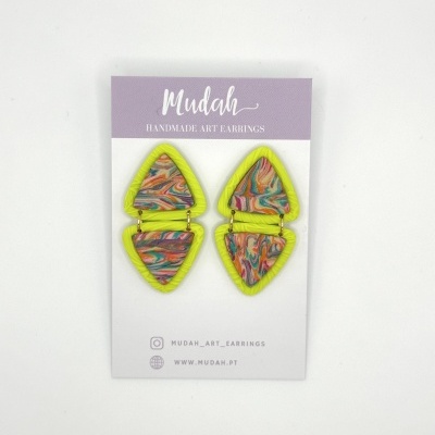 Brincos artesanais triângulo amarelo com padrão multicolorido em cartão