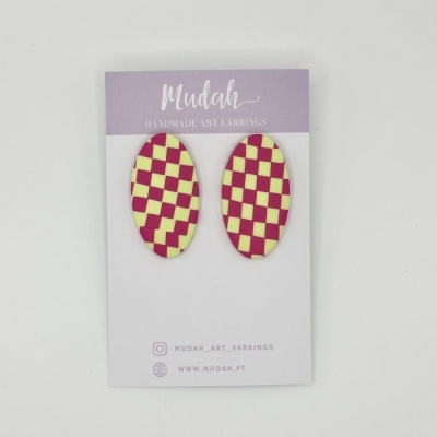 Brincos artesanais com padrão xadrez amarelo e rosa em cartão de apresentação