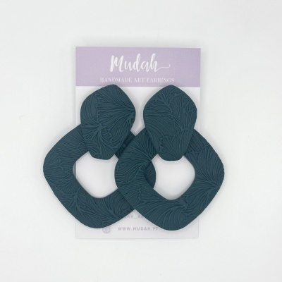 Brincos artesanais azuis com padrão floral em relevo em cartão de apresentação