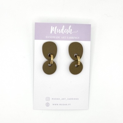 Brincos castanhos com argolas douradas em cartão da marca Mudah