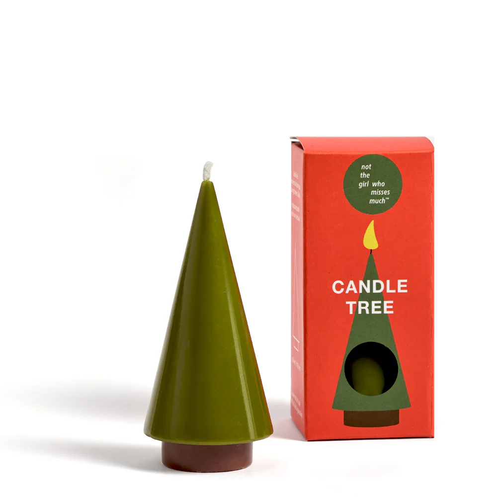 Vela verde em forma de árvore com base castanha ao lado de caixa vermelha com ilustração da vela e texto