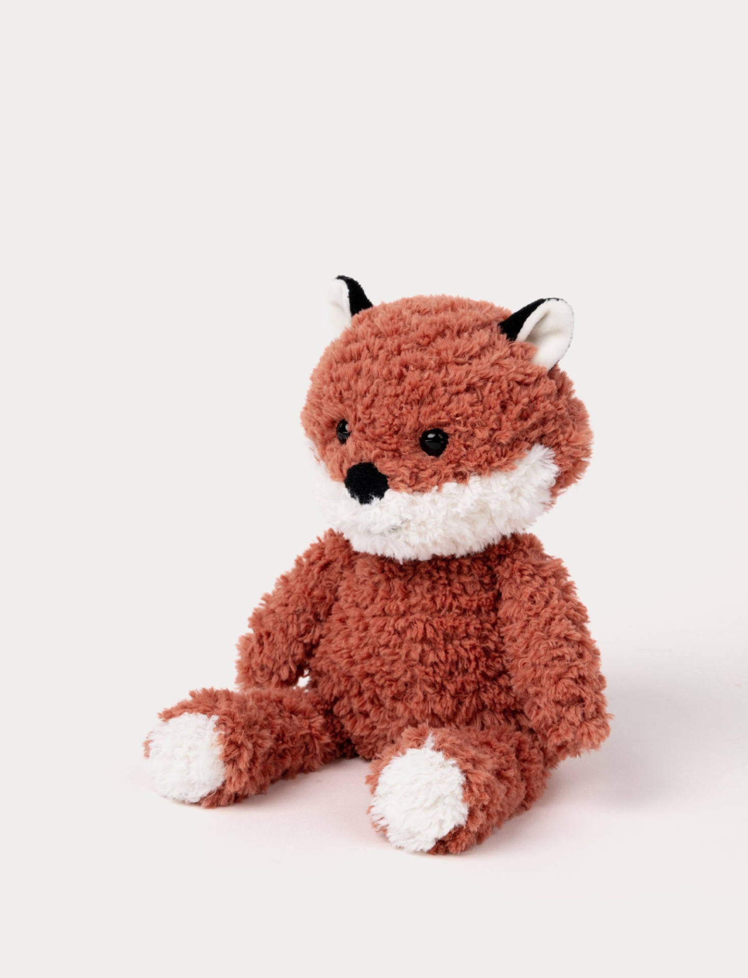 Ursinho de peluche castanho-avermelhado e branco sentado