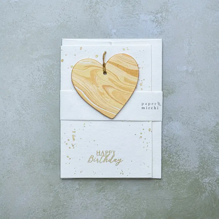 Cartão de aniversário branco com coração decorativo de madeira clara