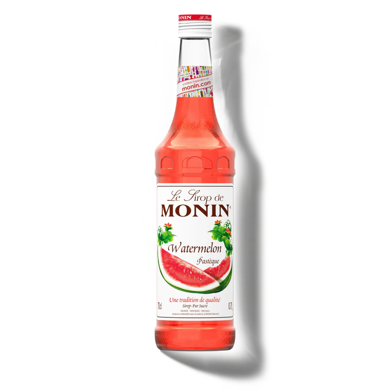 Garrafa de xarope vermelho Monin sabor melancia com rótulo e tampa brancos.
