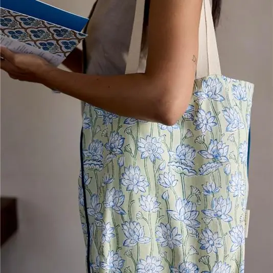 Saco de tecido floral azul e branco com alças bege