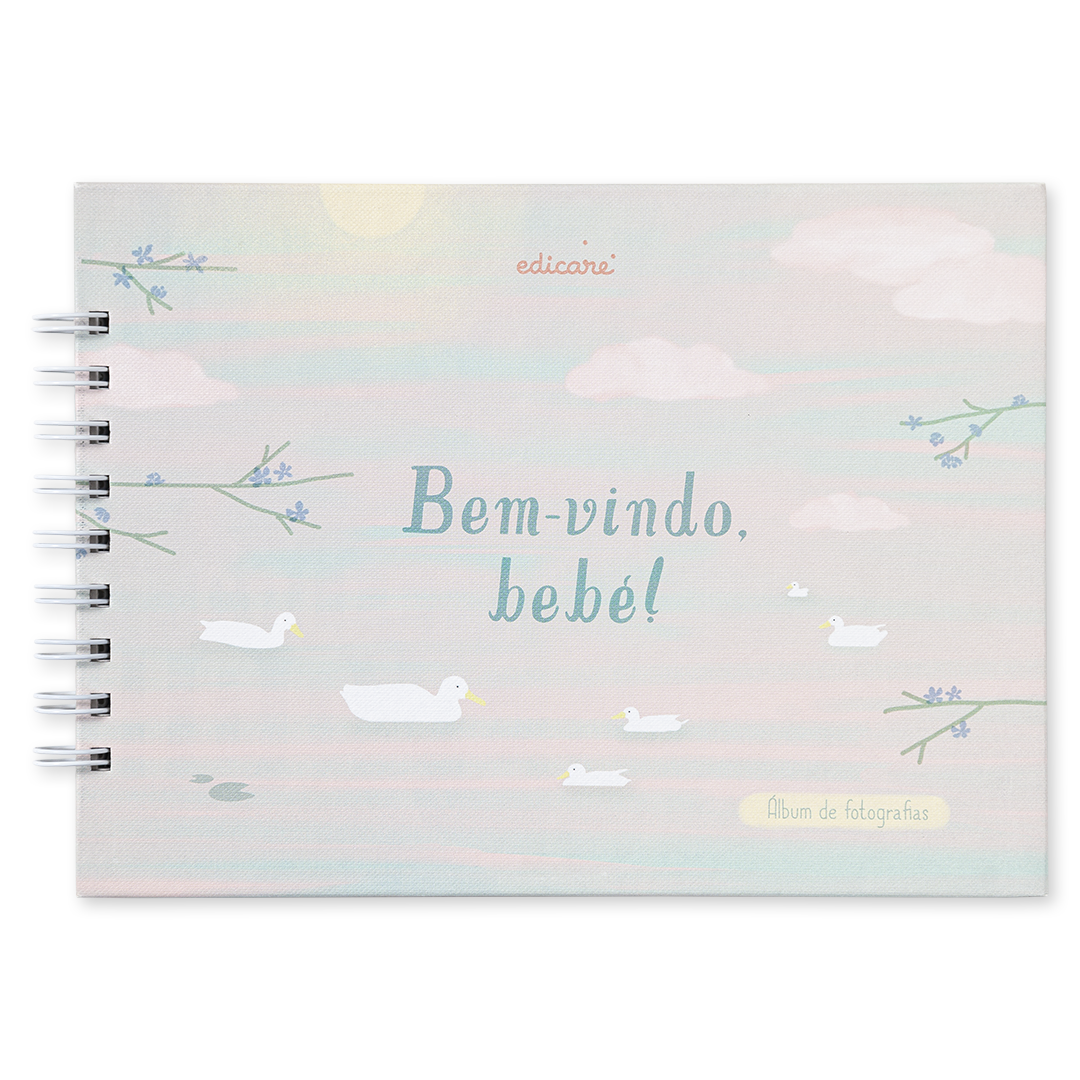 Capa de álbum de fotografias para bebé com patinhos e ramos floridos em tons pastel