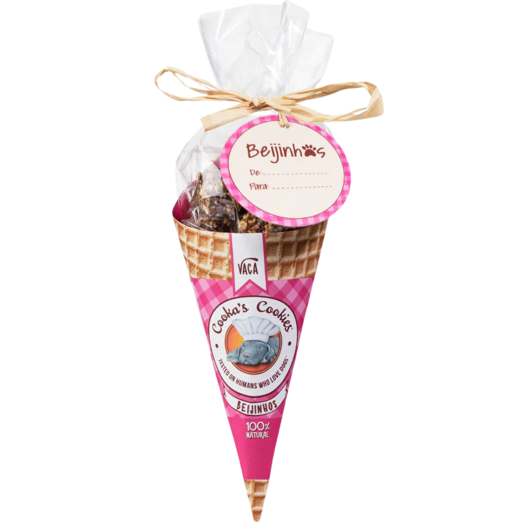 Produto em cone de cartão com padrão de waffle e etiqueta cor de rosa com biscoitos dentro e etiqueta redonda Beijinhos