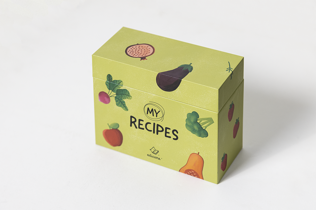Caixa verde para receitas com desenhos de legumes e frutas e texto MY RECIPES.