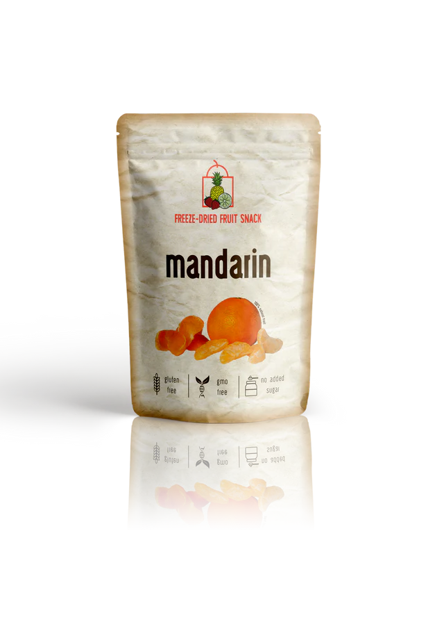Embalagem branca de snack de fruta liofilizada sabor mandarina com texto e ilustração