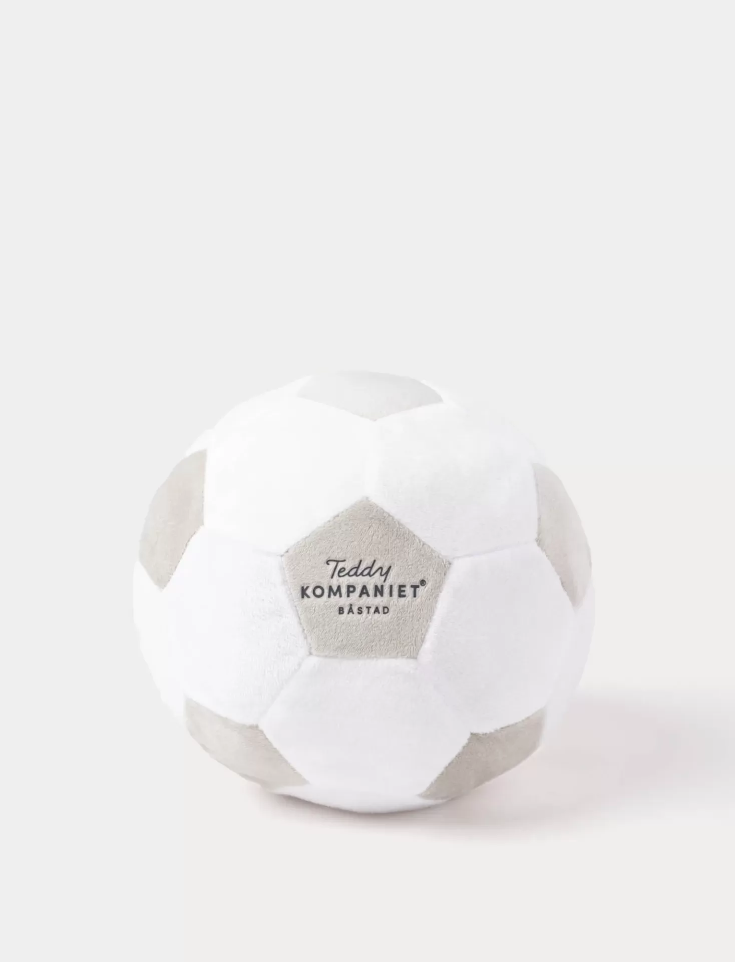 Bola de futebol de pelúcia branca e cinza com texto impresso