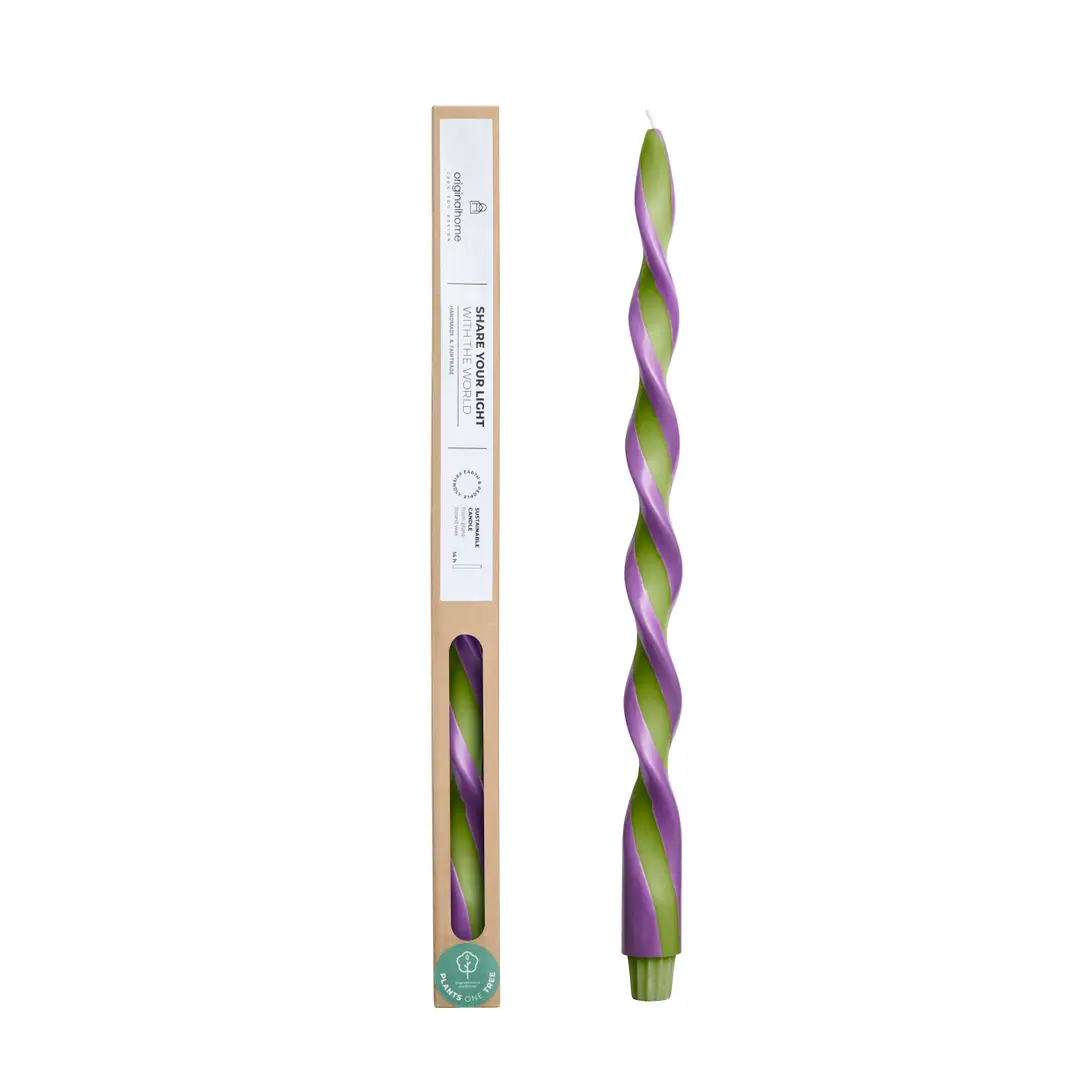 Vela espiral verde e roxa com embalagem de papel reciclado