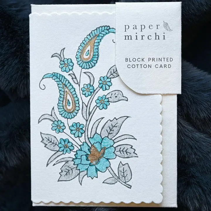 Cartão de algodão com padrão floral azul e etiqueta com texto
