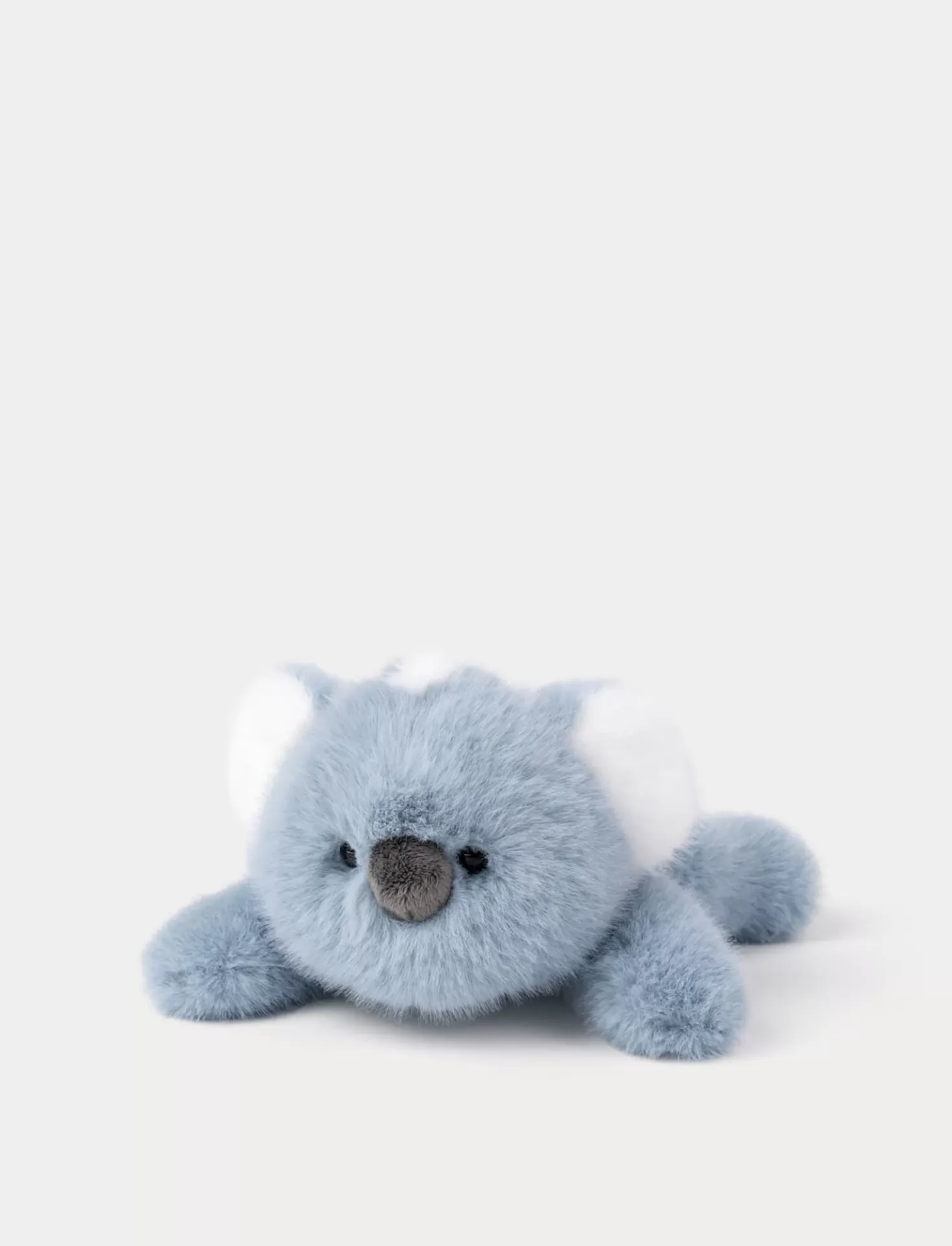 Ursinho de peluche azul claro com orelhas brancas e focinho castanho escuro