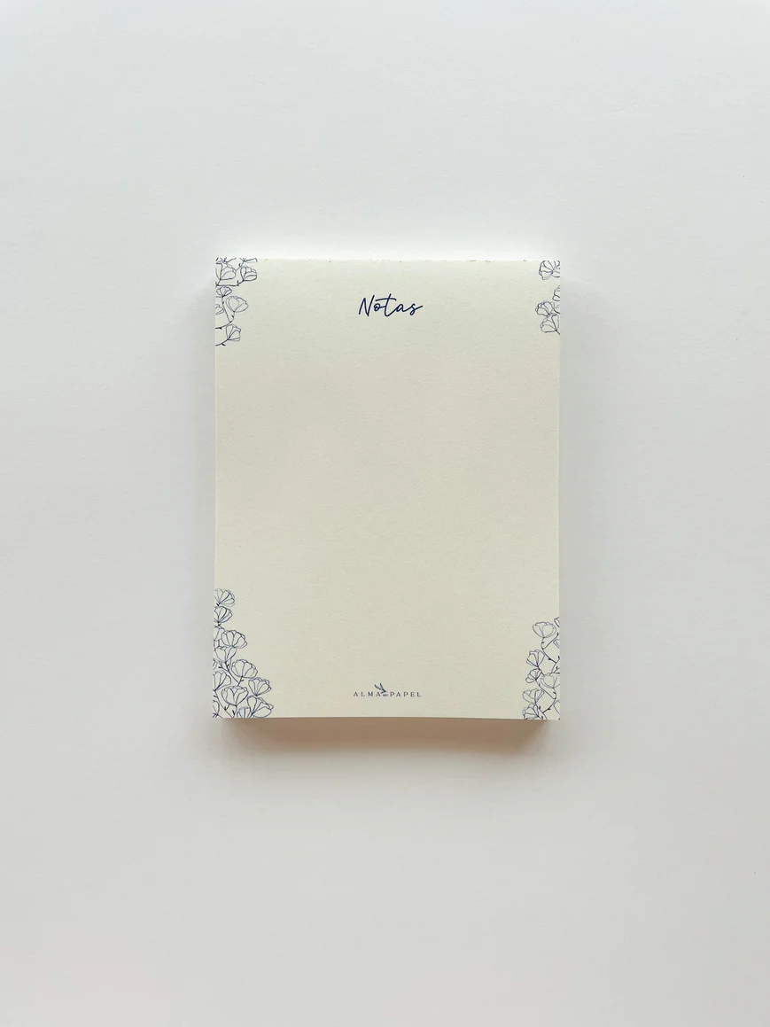 Bloco de notas creme com ilustrações florais azuis e texto Notas e ALMA PAPEL