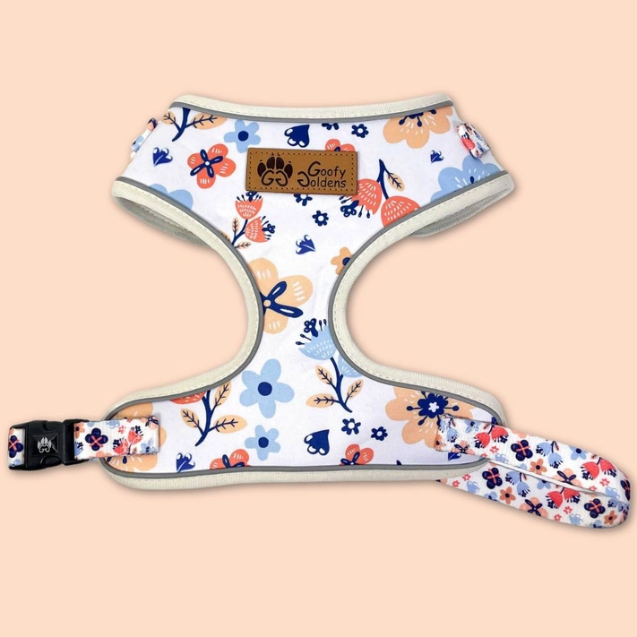 Peitoral para cão branco com padrão de flores coloridas e etiqueta Goofy Goldens