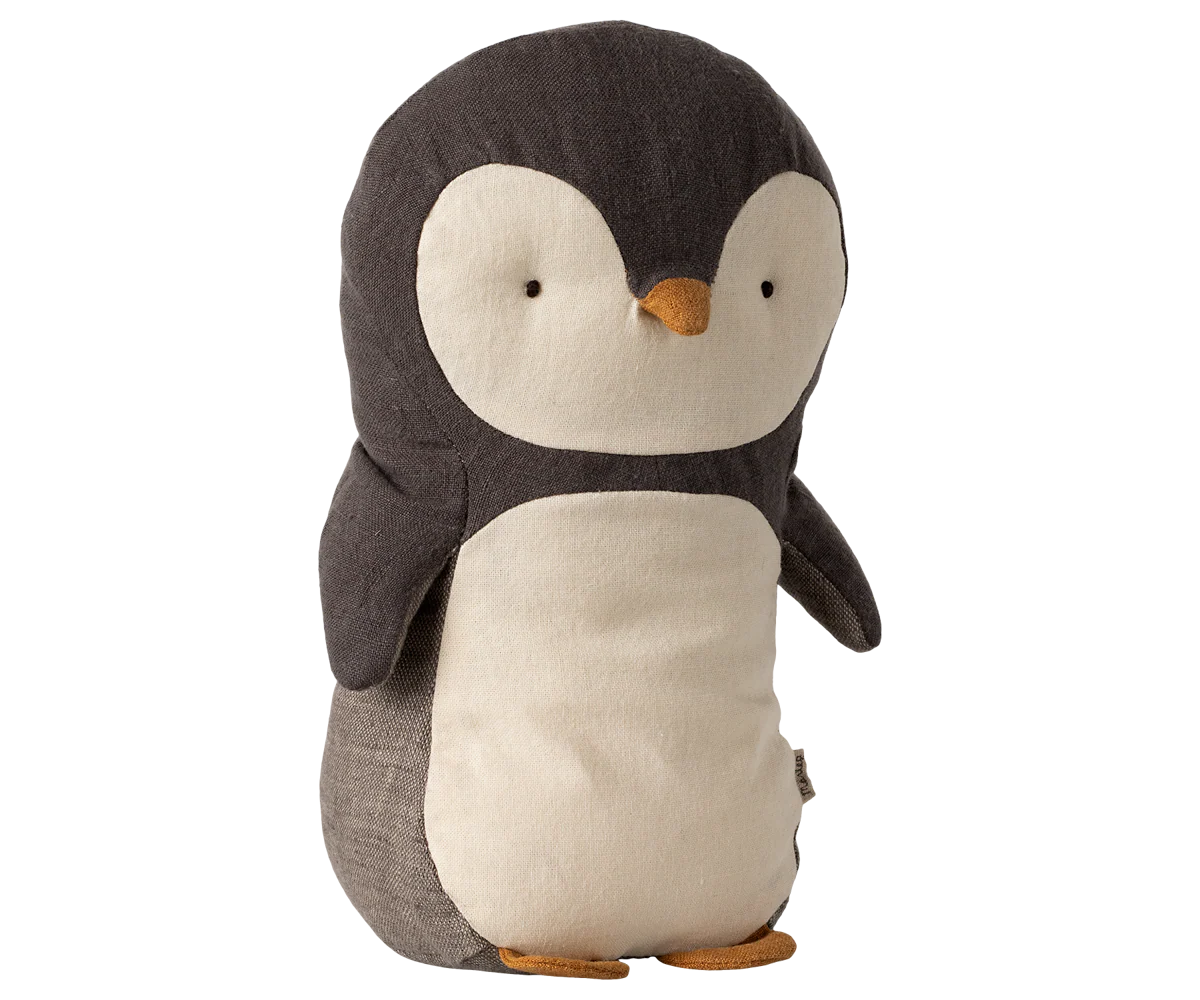 Pelúcia pinguim castanho e bege com bico e pés alaranjados
