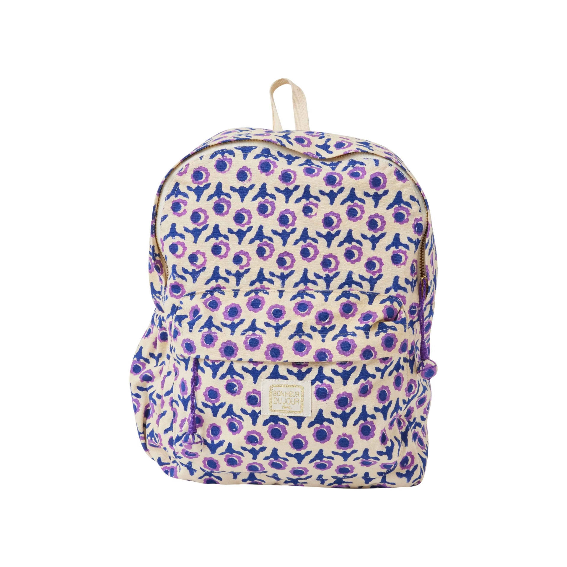Mochila com padrão floral roxo e azul em fundo bege