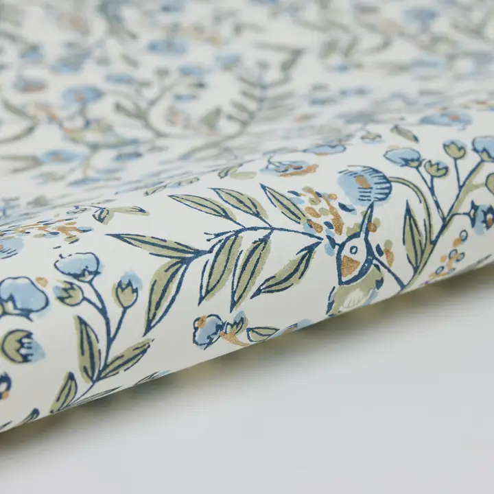 Papel de parede floral azul e verde em fundo branco