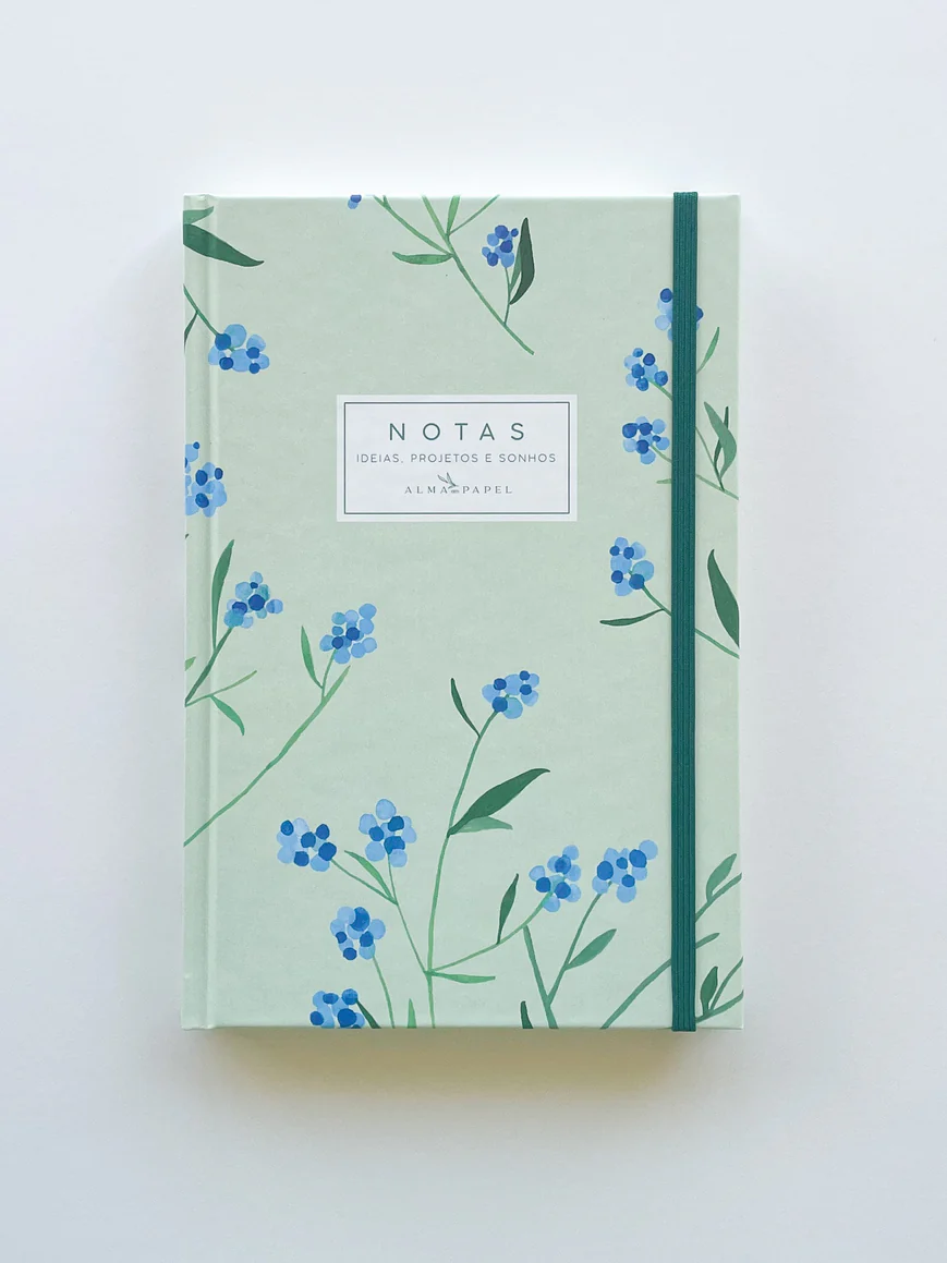 Caderno verde claro com flores azuis, folha verdes e elástico verde