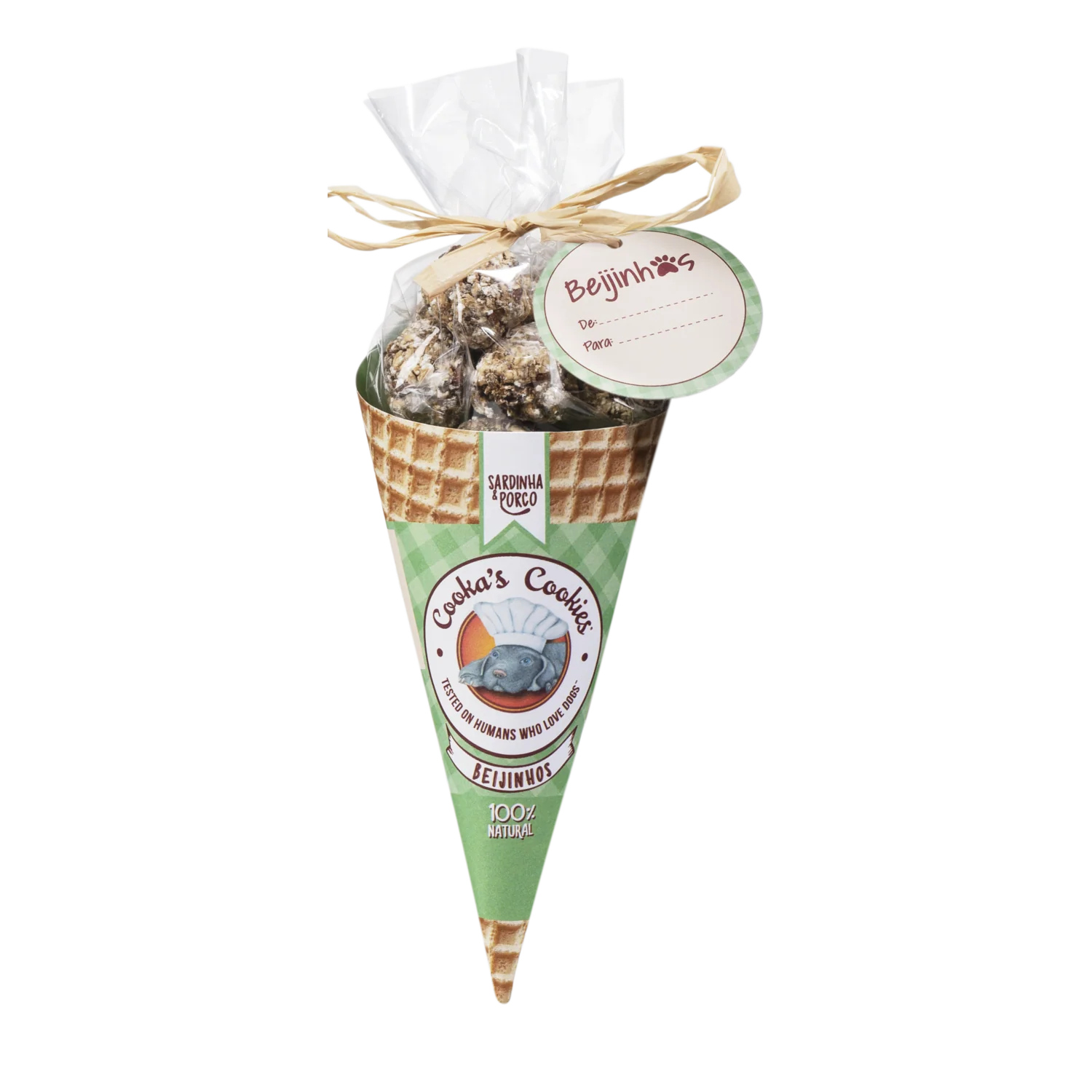 Embalagem em cone com biscoitos em sacos plásticos e etiquetas com texto Beijinhos